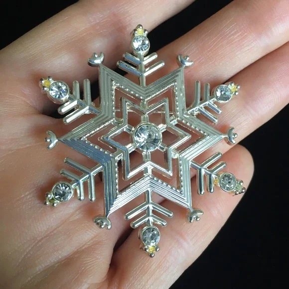 Jewelry - Vintage Silver Tone Snowflake Brooch Pin - Picture 6 of 8
